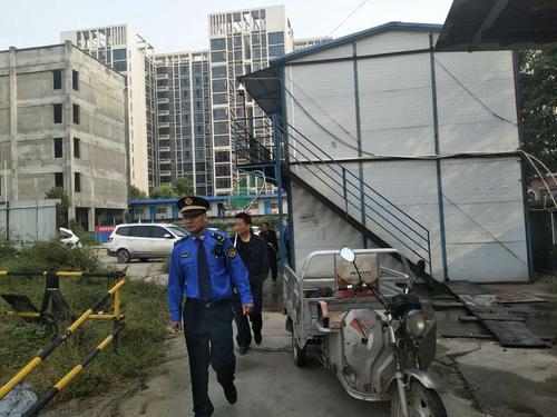 郑州执法队员捕捉校门口流浪犬  保障学生安全