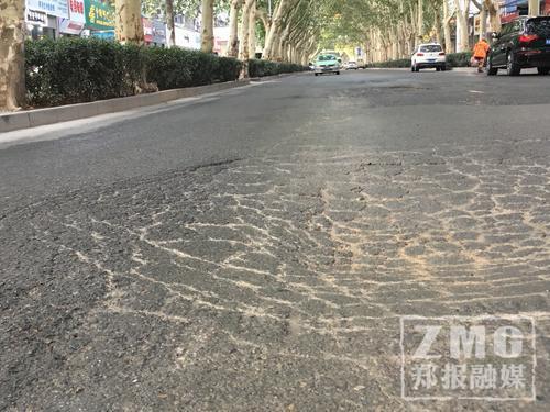 一輛轎車通過(guò)大崗劉村口時(shí)駛到坑底,車頭部發(fā)出一聲車底盤擦到路面的聲響。