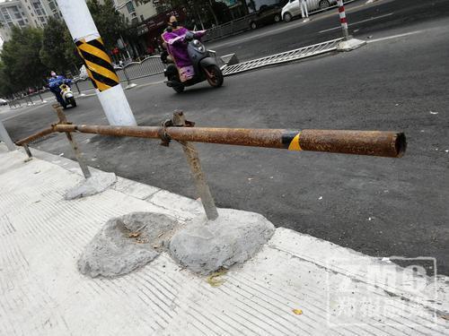 ▲金水路玉鳳路口，銹跡斑斑的私設鐵護欄存在安全隱患。