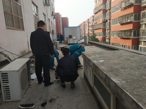 玩手机太入迷 小伙激动坠下楼 玩手机太入迷 小伙激动坠下楼