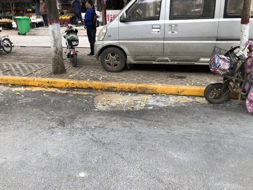 ▲幸福路沿街門店雨水井傾倒泔水
