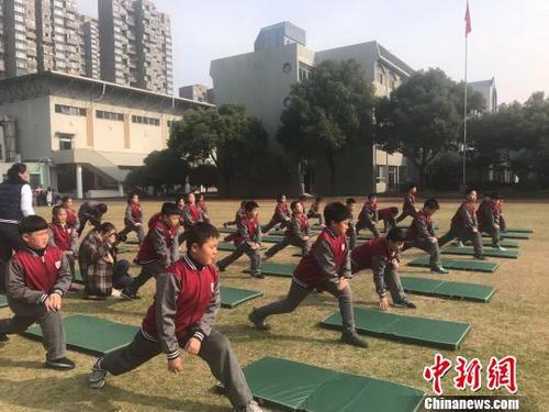 资料图:小学生在上体育课. 王题题 摄