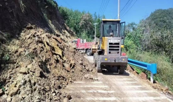 工程机械对落石进行清理