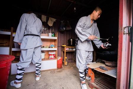 登封功夫小子送快递 搬运叠罗汉、爬楼草上