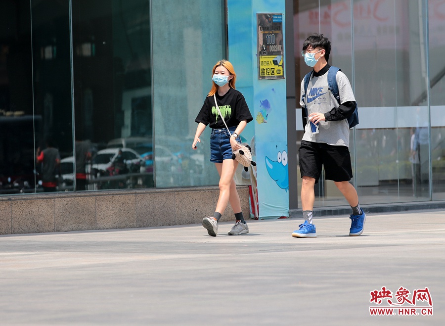 在陽光的直射下，人們加快了腳步