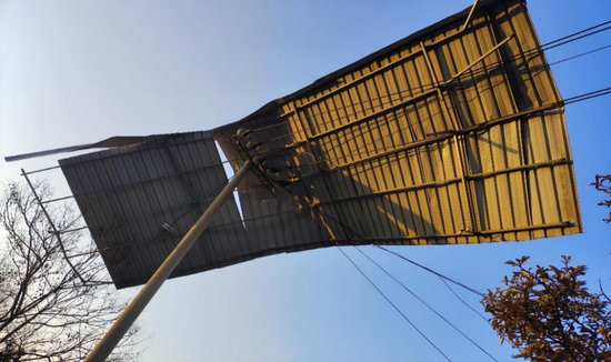 图17&nbsp;附近彩钢瓦片被吹至电线杆上方