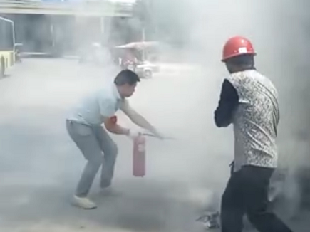 临走时，刘艳斌又交代工地的施工人员拿灭火器再喷一下，避免复燃。
