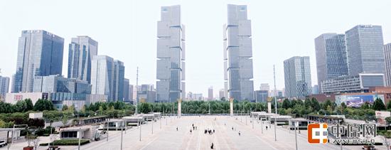 郑州东站西广场的地面图案象征“米”字形高铁