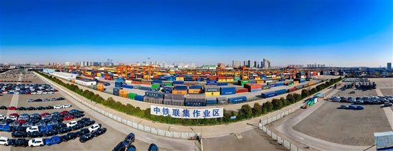 1月17日，繁忙的中铁联集郑州中心站。本报全媒体记者 聂冬晗 摄