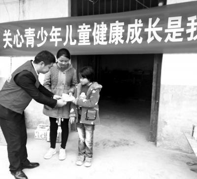 愛心公益團成員代表送來4000元善款