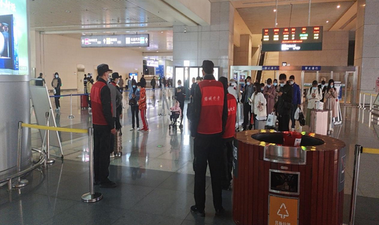 国庆七日:“绿城使者”“红”动绿城
