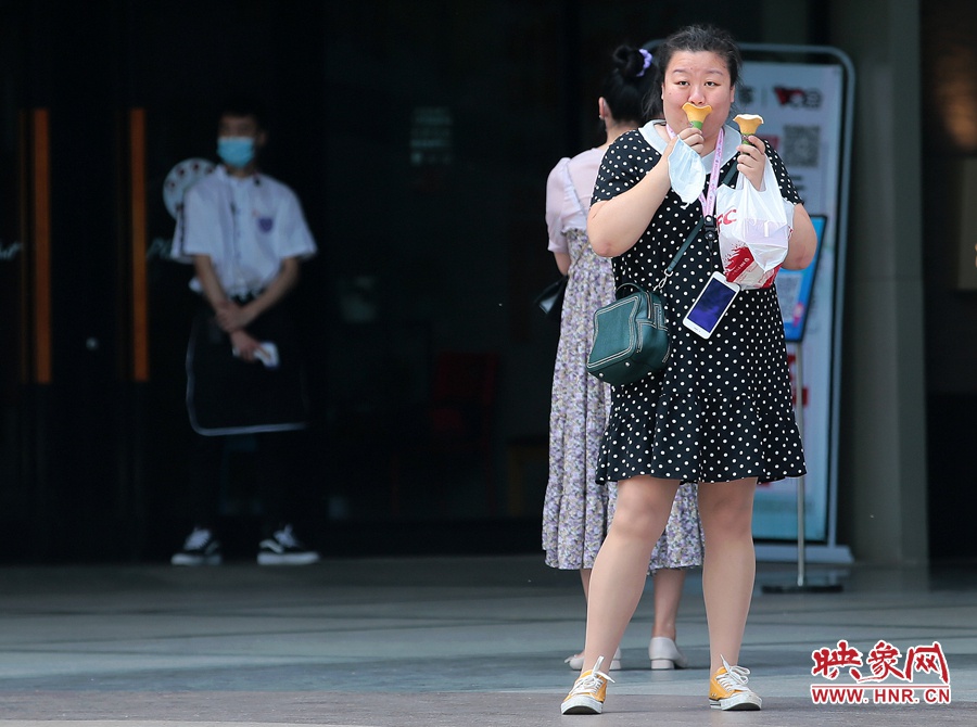 今天的溫度要吃兩個(gè)冰激凌