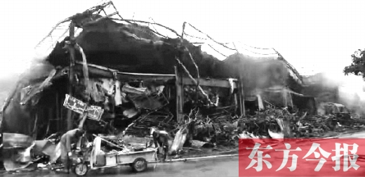 &nbsp;鄭州天榮汽配城失火，房屋只剩黑色骨架