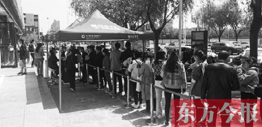郑州市社保局郑东新区分局门口排起的长队