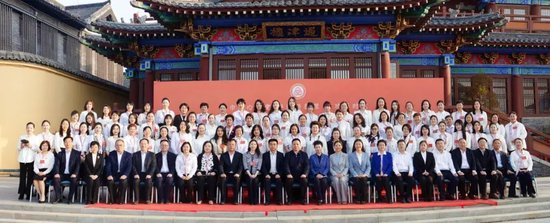 开封市女企业家商会第一届会员集体合影