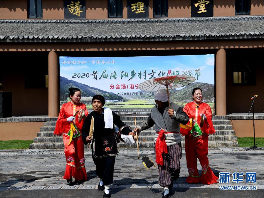 6月24日，村民在表演花鼓戏。