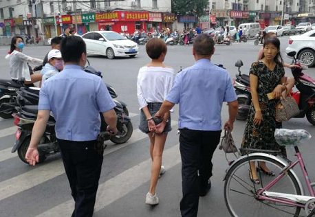 郑州:女嫌犯诈骗在逃22天 因骑电动车走进快车道落网