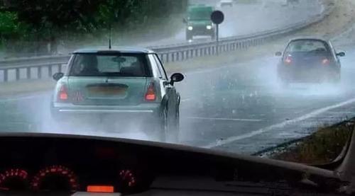 雨天路滑，要正确制动