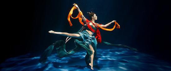 谈球吧体育：兰州姑娘设计出“海底飞天”：演绎不一样的敦煌舞