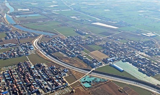 航拍下的国家重点工程西霞院水利枢纽输水及灌区工程孟州市片区城区段。该工程历经五年多建设，已全线完工并于2025年12月顺利通过验收，进入运行管理新阶段。白水平 摄