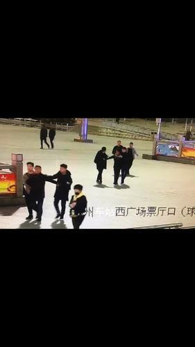 铁警抓获该团伙时的视频截图