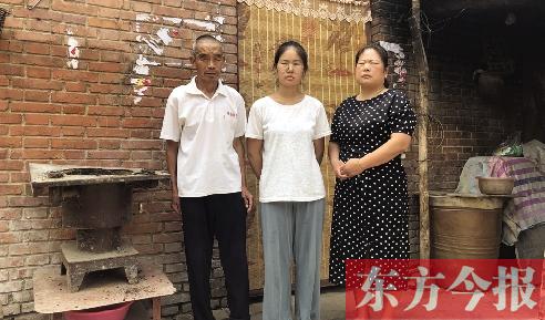 刘利娟（中）出去打零工时，家里其他亲人会帮忙照顾她的母亲，图为她的姑父（左）和嫂子