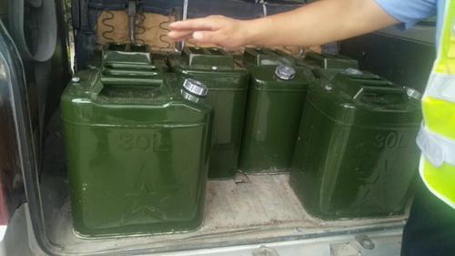 吓人!洛阳一面包车拉了9大桶汽油上高速被民警