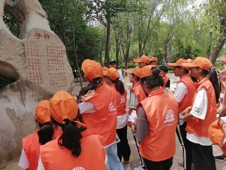 （图注：同学生在新郑“郑风苑”朗读《诗经·郑风·子衿》篇）