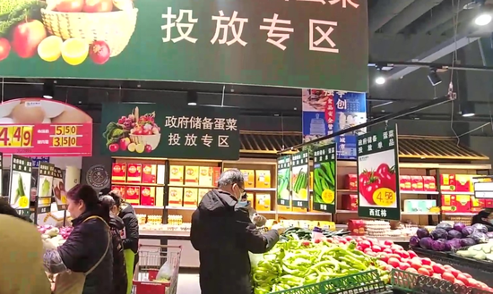 郑州雪后第一天，应急蔬菜投放受欢迎