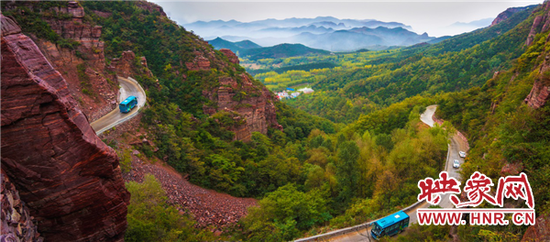 實現“出門水泥路、抬腳上客車”