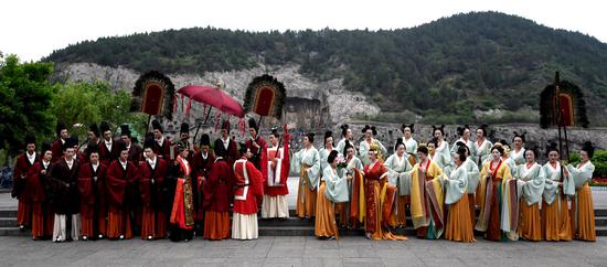 演員在洛陽(yáng)龍門(mén)石窟景區(qū)禮佛臺(tái)演繹龍門(mén)石窟《帝后禮佛圖》（4月25日攝）。新華社記者 李安 攝