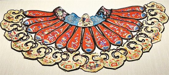 花卉纹刺绣云肩。
