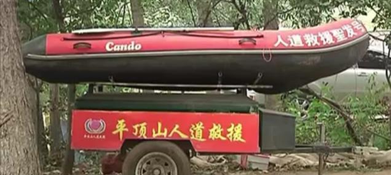 救援队杜队长告诉我们,马达平时都在室外的车里放着,以备紧急救援。
