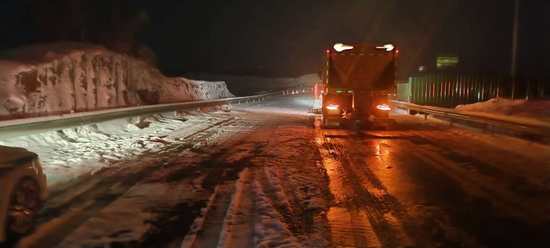 图1&nbsp;多辆大型车辆滞留拥堵