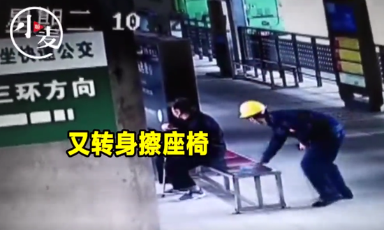 映象网|郑州一农民工等公交怕弄脏座椅 一个随手动作暖哭