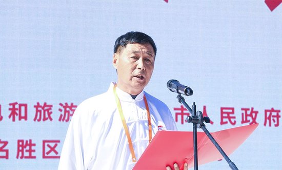 苌红军进行展演表态发言