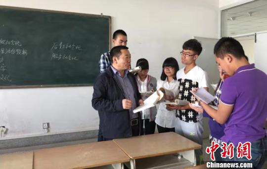 31年来,广西快3每天都有开吗_全国教书育人楷模王宗礼,坚守在大西北,一直奋战在教学、科研第一线,把教书育人当作人生最大的乐趣,把三尺讲台作为实现人生价值的舞台。(资料图) 钟欣 摄