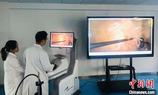 兰州大学培养免费医学定向生模拟微创腔镜手术示教。