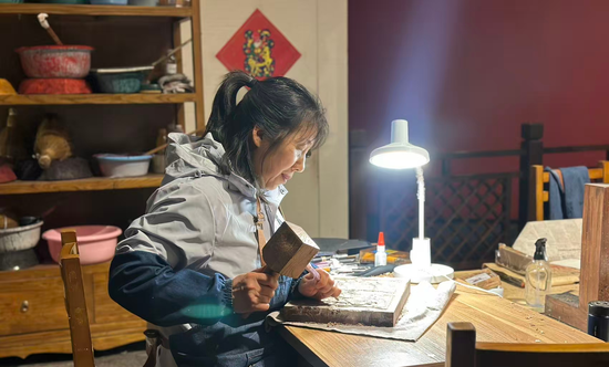 （朱仙镇木版年画非遗传承人 李付云）