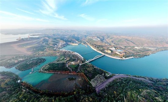 位于洛阳市孟津区的黄河小浪底水利枢纽周边植被茂密，碧波荡漾，构成一幅风情万千的生态画卷。 郑占波 摄