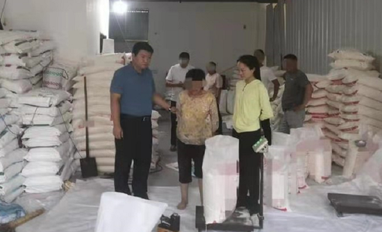 中牟警方捣毁4处制假、售假窝点 涉案价值40余万元 中牟警方捣毁4处制假、售假窝点 涉案价值40余万元