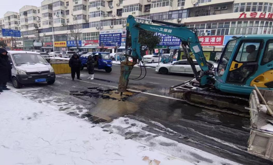 图8&nbsp;确认漏点位置进行破路维修