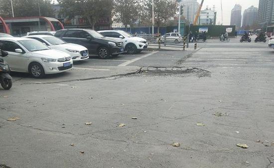 鄭州地鐵施工路面有震感輕微塌陷  記者核實(shí)：屬正常無隱患