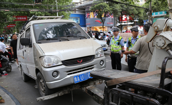 郑州街头小客车当临时仓库 简直就是“定时炸弹”