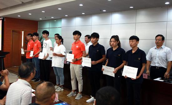 获得郑州市参加2018年全国职业院校技能大赛选手标兵上台领奖