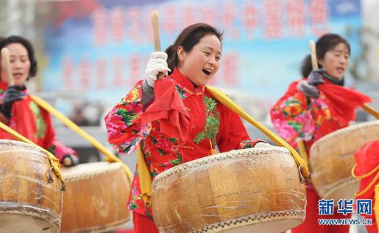 2月16日，河南省武陟县圪垱店乡群众在进行盘鼓表演。