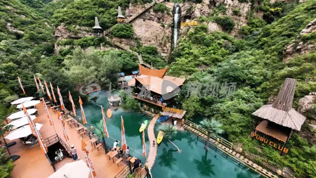游客手机落水，河南一景区员工拆掉栈道木板下水打捞2小时：不