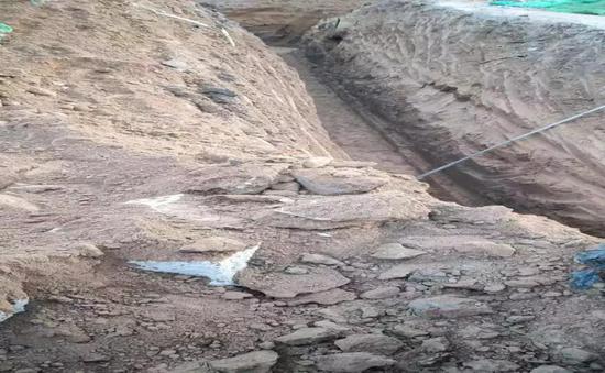 漯河市郾城區(qū)淮河路和天山路口供暖建設(shè)施工部分工地?fù)P塵問題突出。