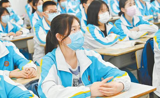 昨日,我市高一高二、初一初二年级学生返校复课,重启校园生活 本报记者 丁友明 摄