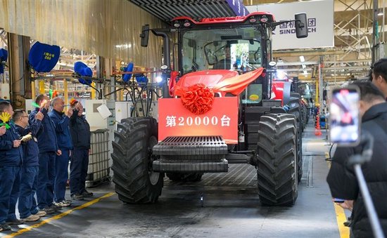 中国一拖第2万台动力换向拖拉机成功下线。 本报资料图片